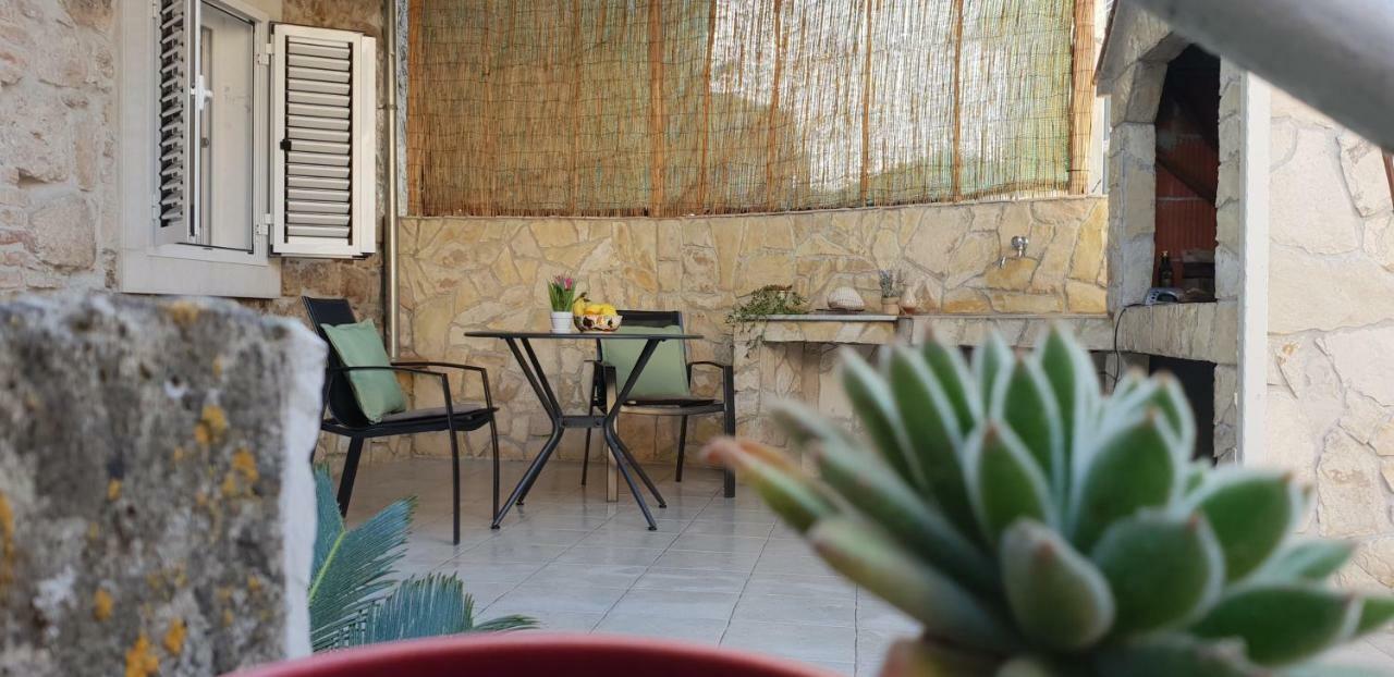 Studio Apartment Klaric Βις Εξωτερικό φωτογραφία